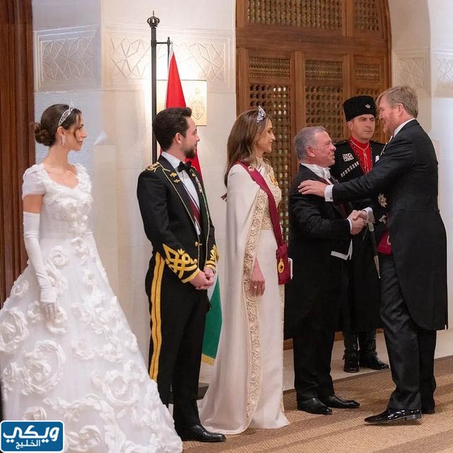 تاج الملكة رانيا في زفاف ولي العهد الاردني بالصور
