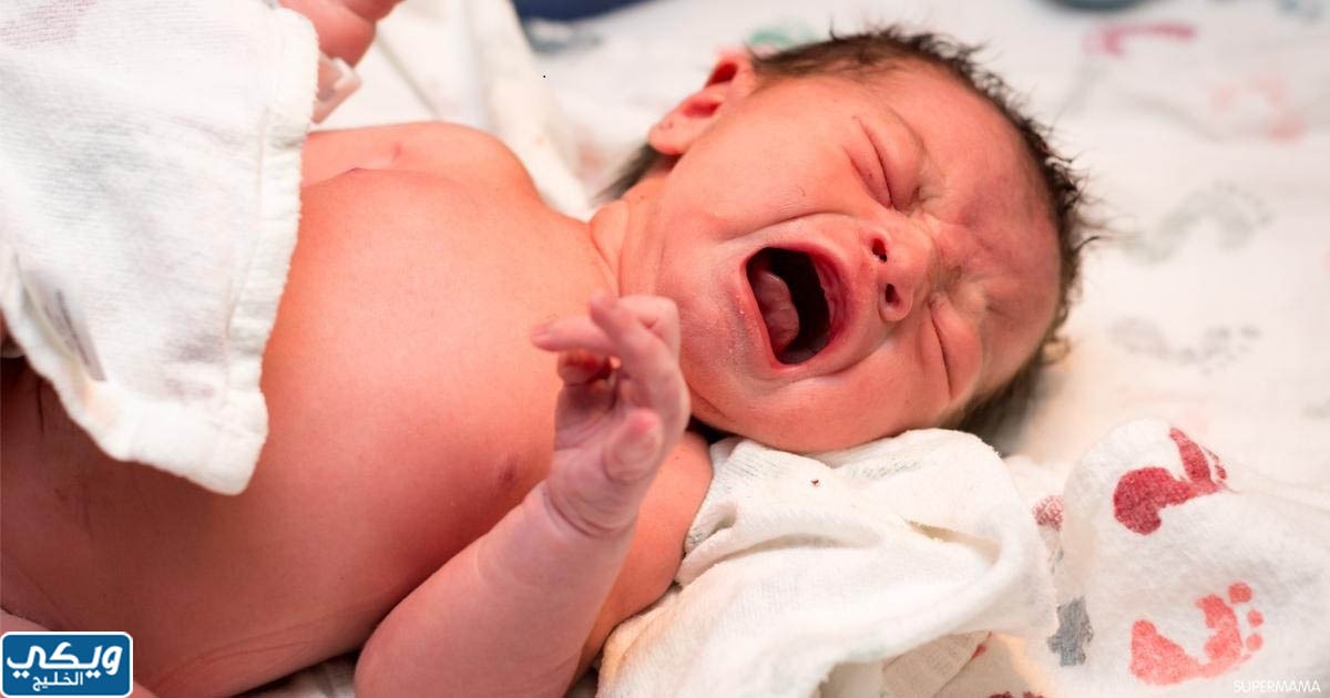 لماذا يبكي الطفل عند الولادة ، لماذا الطفل اول مايولد يصيح